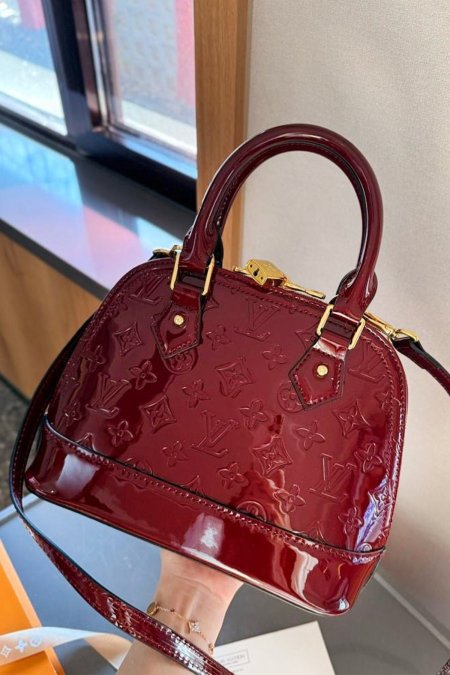 شنطة - Louis Vuitton Alma / باللون البيرجاندي الترند 